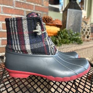 Sperry navy blue salt water plaid side zipper waterproof duck boot. Size…
